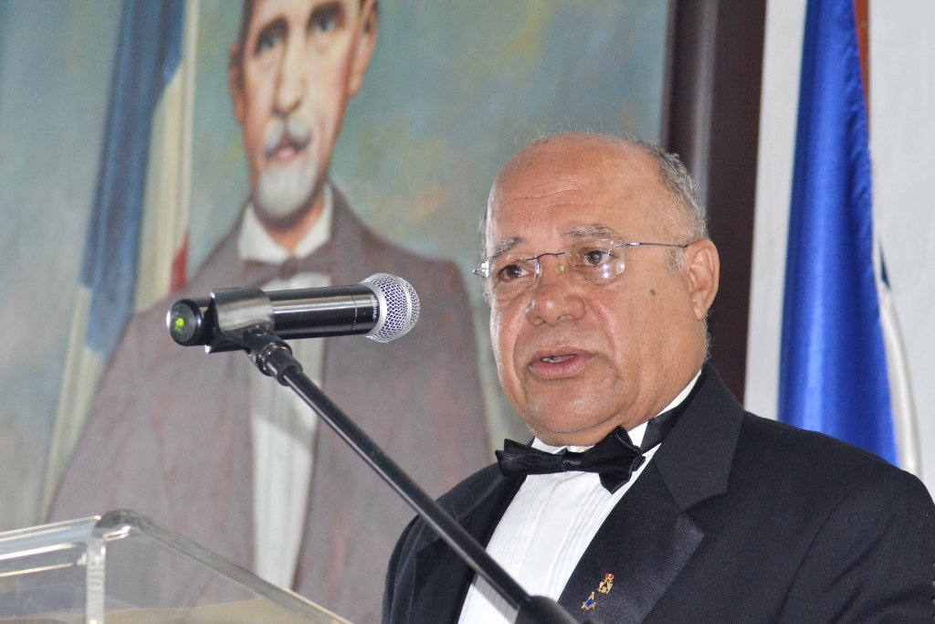 El Maestro Sixto Danilo Brache como anfitrión de la logia de Moca, ofrece las palabras de acogida del acto de clausura del año Bicentenario de Duarte